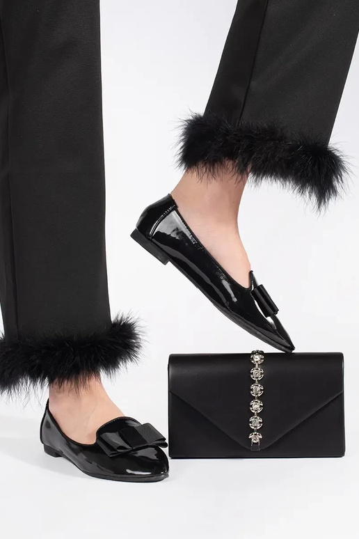 Juoda rankinė puošta kristalais