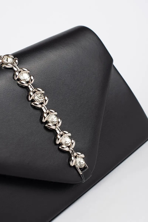 Juoda rankinė puošta kristalais