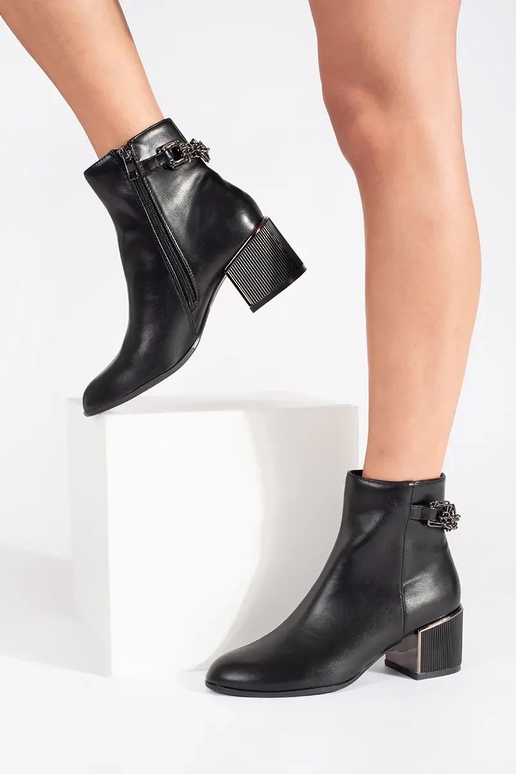 Juodi moteriški batai ant elegantiško...