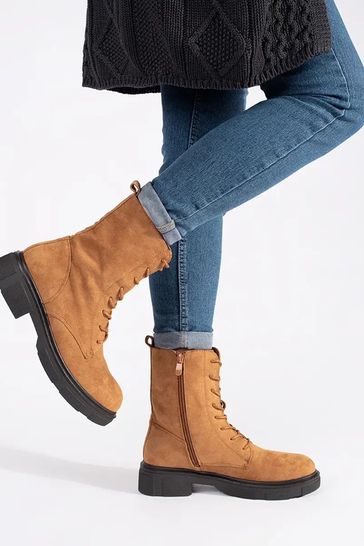 Rudos spalvos izoliuoti auliniai batai Rudos spalvos izoliuoti auliniai batai