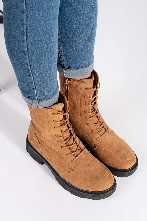 Rudos spalvos izoliuoti auliniai batai Rudos spalvos izoliuoti auliniai batai