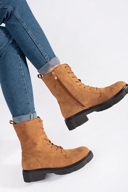 Rudos spalvos izoliuoti auliniai batai Rudos spalvos izoliuoti auliniai batai