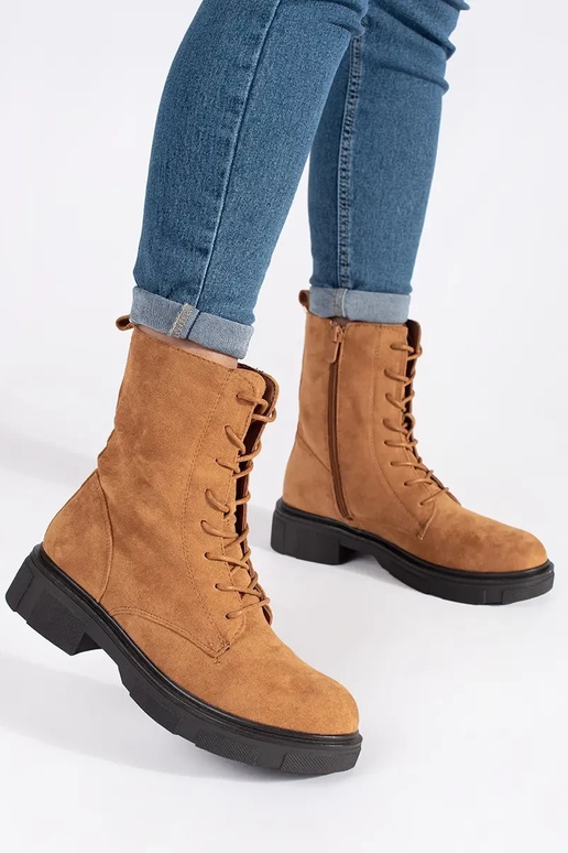 Rudos spalvos izoliuoti auliniai batai Rudos spalvos izoliuoti auliniai batai