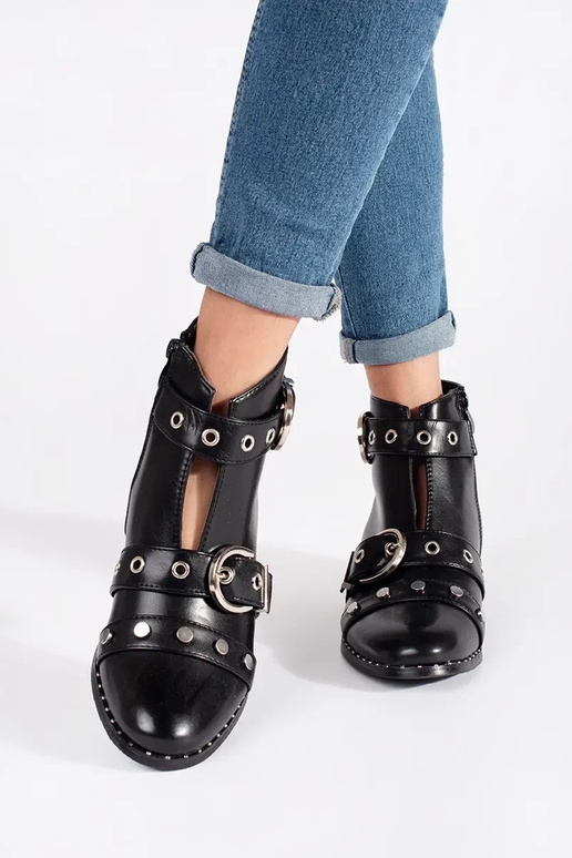 Juodos spalvos batai su dekoracijomis... Juodos spalvos batai su dekoracijomis...