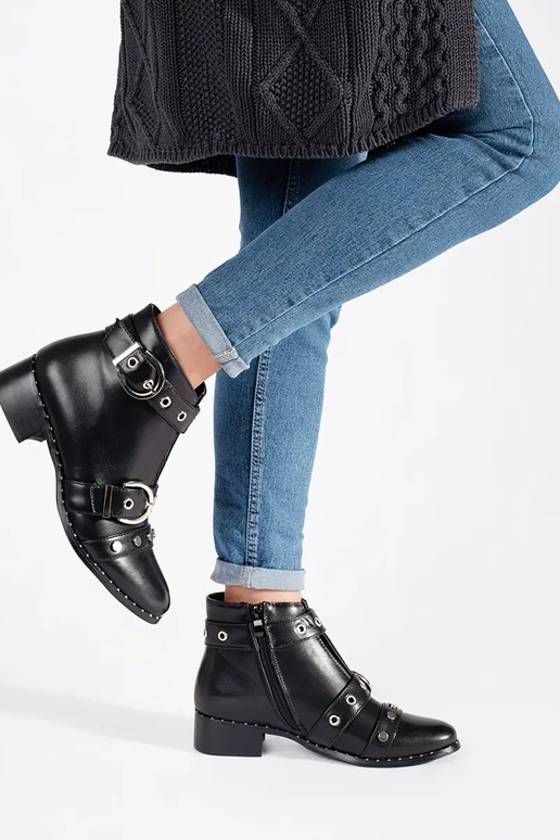 Juodos spalvos batai su dekoracijomis... Juodos spalvos batai su dekoracijomis...