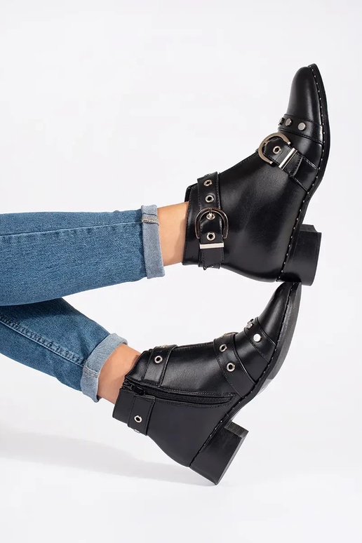 Juodos spalvos batai su dekoracijomis... Juodos spalvos batai su dekoracijomis...