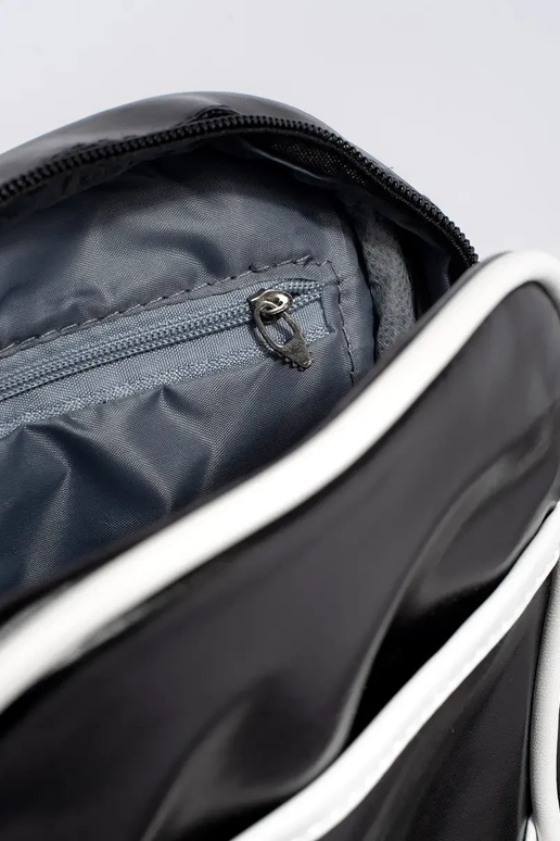 Juoda maža jaunimo rankinė