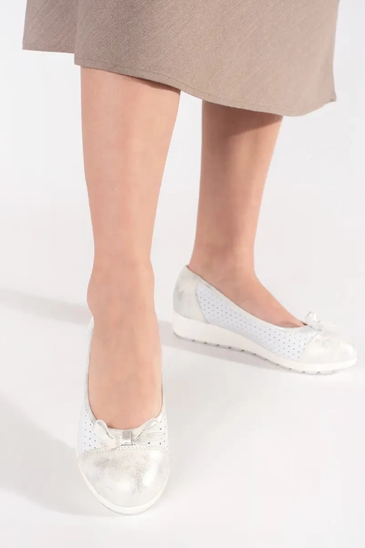 Balti su sidabru moteriški pusbačiai...