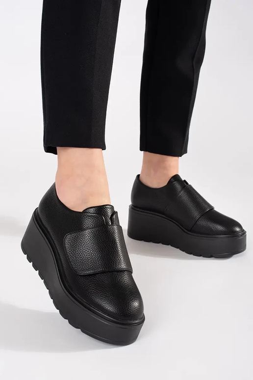 Juodos spalvos batai ant platformos