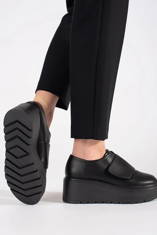 Juodos spalvos batai ant platformos