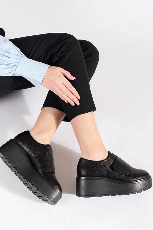 Juodos spalvos batai ant platformos