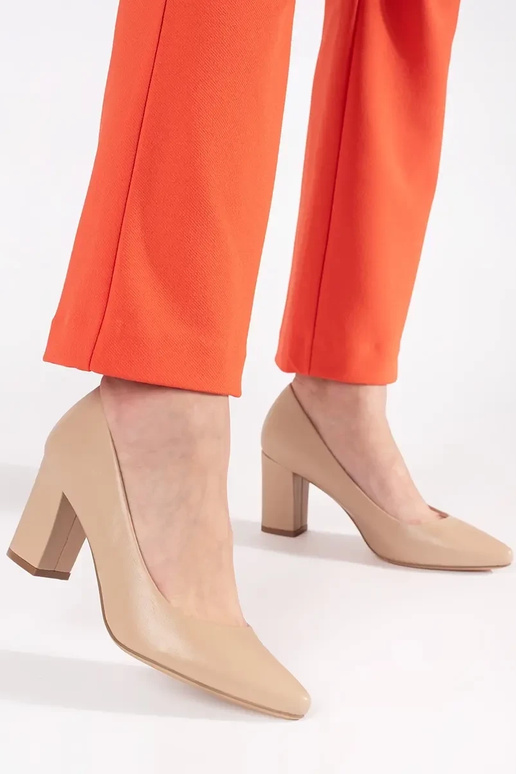 Smėlio spalvos aukštakulniai ant kulno