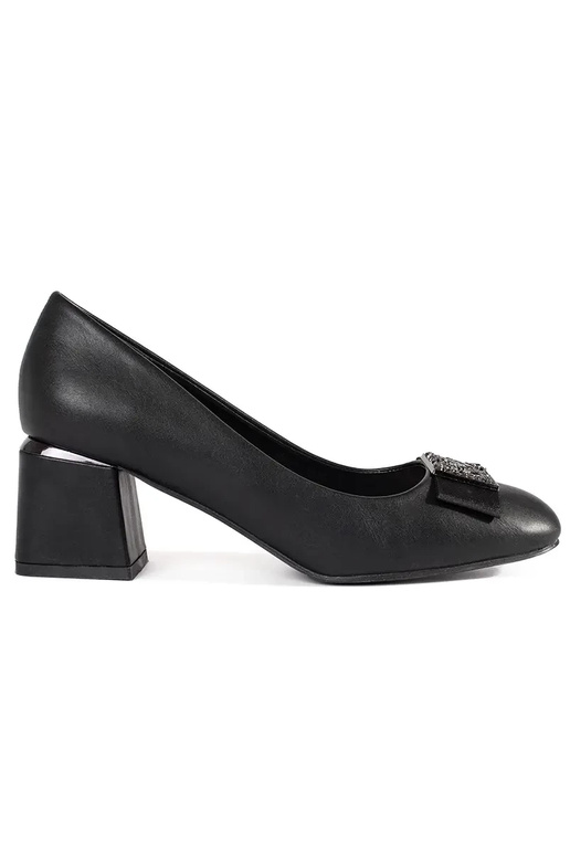 Juodos spalvos bateliai ant kulno