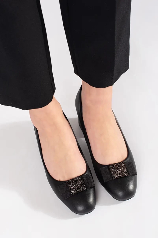 Juodos spalvos bateliai ant kulno