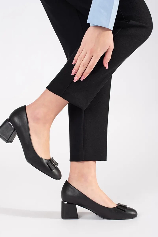 Juodos spalvos bateliai ant kulno