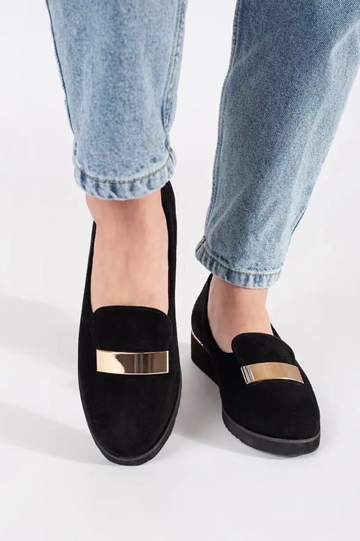 Juodos spalvos pusbačiai ant platformos