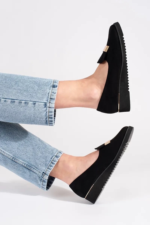 Juodos spalvos pusbačiai ant platformos