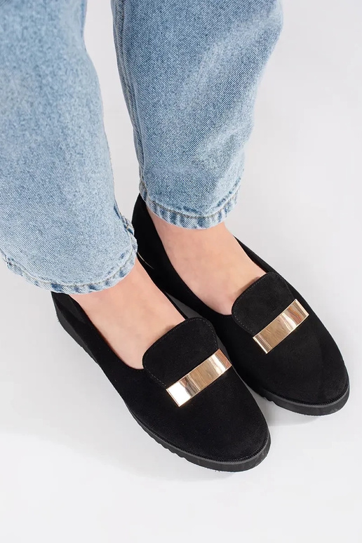 Juodos spalvos pusbačiai ant platformos