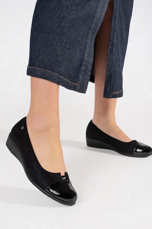 Juodos spalvos pusbačiai su lakuotais...