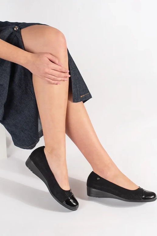 Juodos spalvos pusbačiai su lakuotais...