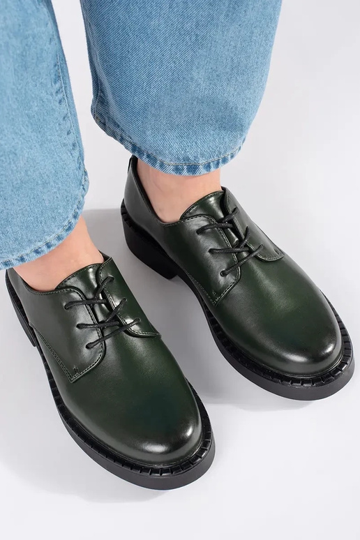 Žalios spalvos pusbačiai ant žemo...