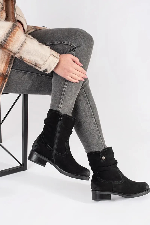 Juodi odiniai batai su raukšlėta... Juodi odiniai batai su raukšlėta...