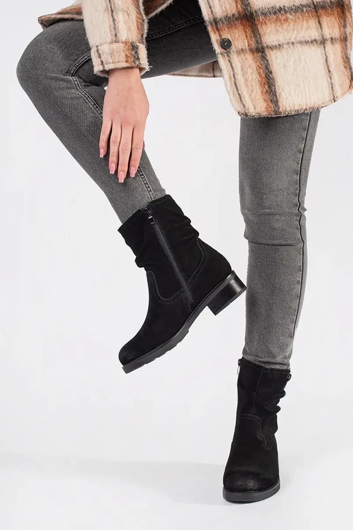 Juodi odiniai batai su raukšlėta... Juodi odiniai batai su raukšlėta...