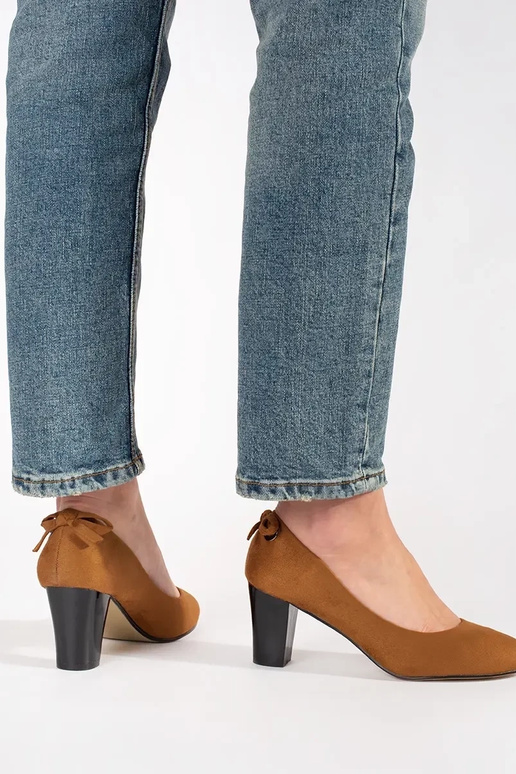 Raudoni zomšiniai aukštakulniai...