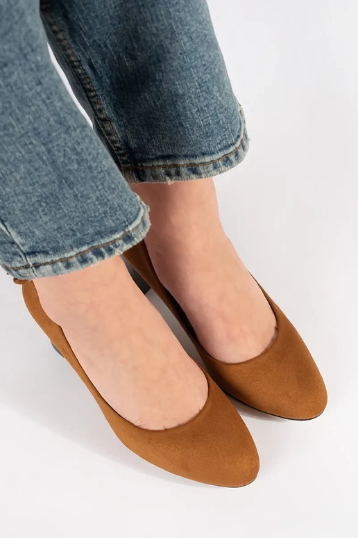 Raudoni zomšiniai aukštakulniai...