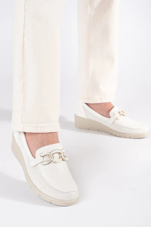 Baltos spalvos pusbačiai ant...