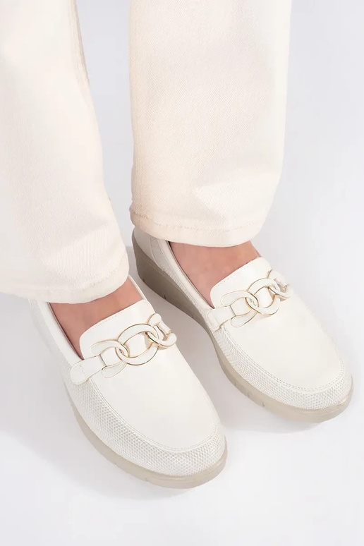 Baltos spalvos pusbačiai ant...