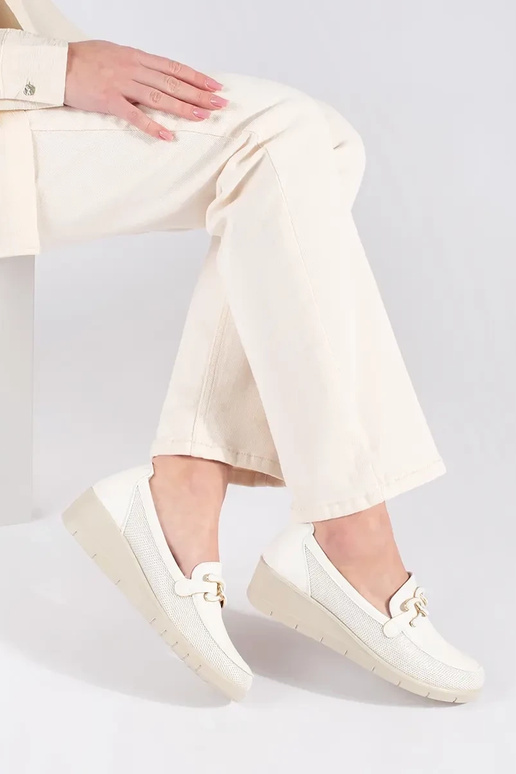 Baltos spalvos pusbačiai ant...