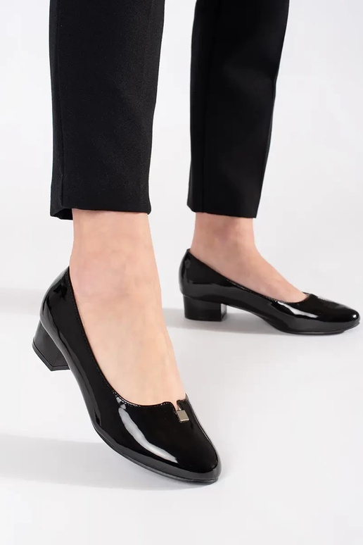 Juodos spalvos aukštakulniai su lako...