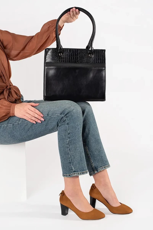 Juoda vidutinio dydžio rankinė ant...