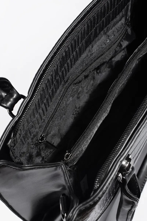 Juoda vidutinio dydžio rankinė ant...