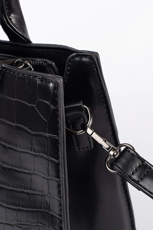 Juoda vidutinio dydžio rankinė ant...