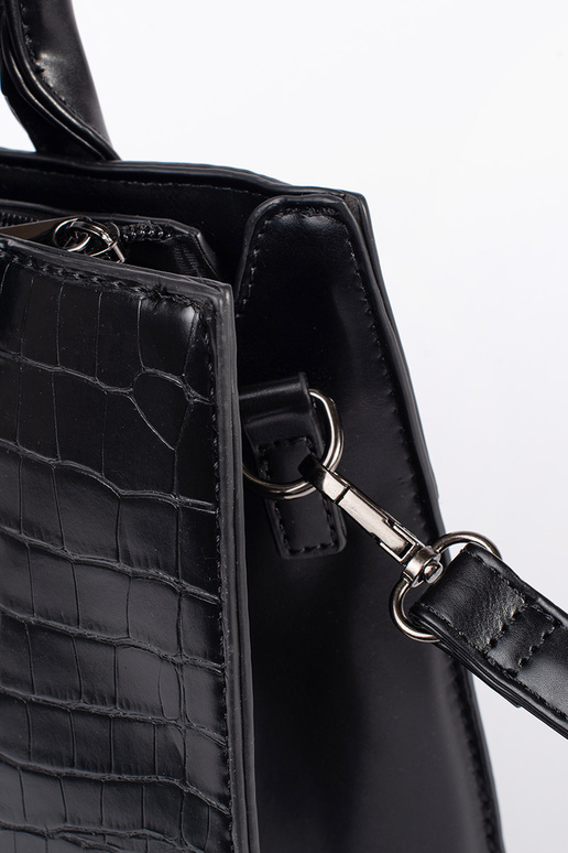 Juoda vidutinio dydžio rankinė ant...