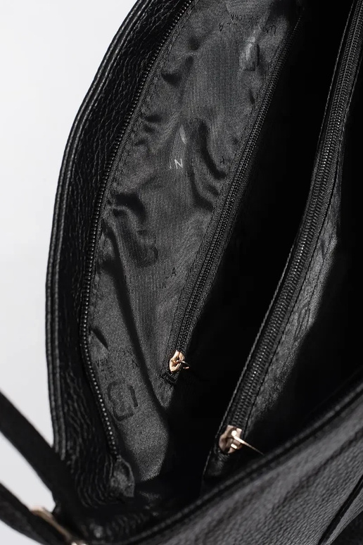 Juoda rankinė su auksinėmis sagtimis