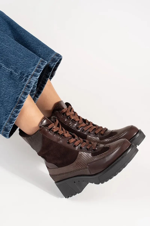 Bordo spalvos batai suvarstyti ant... Bordo spalvos batai suvarstyti ant...