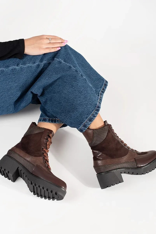 Bordo spalvos batai suvarstyti ant... Bordo spalvos batai suvarstyti ant...