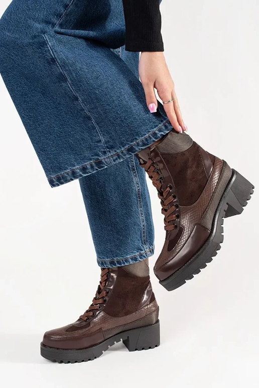 Bordo spalvos batai suvarstyti ant... Bordo spalvos batai suvarstyti ant...