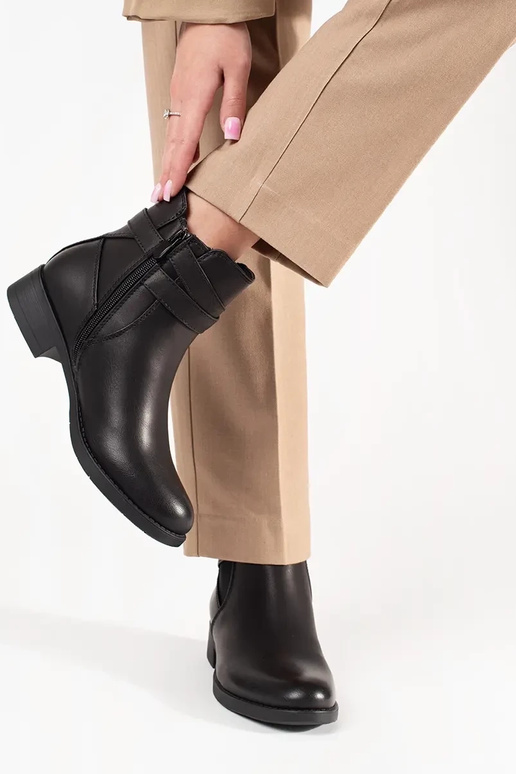 Juodos spalvos moteriški batai