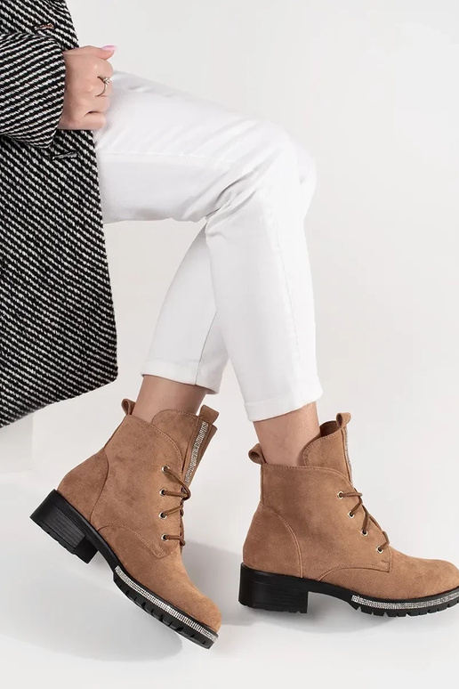 Smėlio spalvos batai suvarstytas