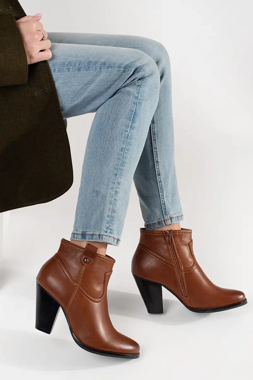 Rudos spalvos batai ant aukštakulnių