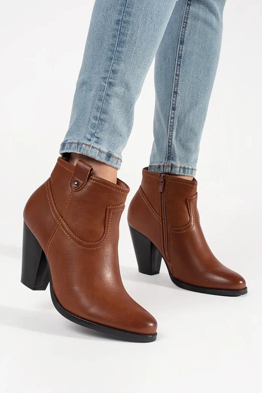 Rudos spalvos batai ant aukštakulnių