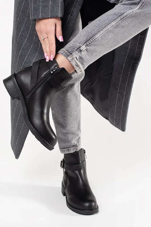 Juodos spalvos batai ant žemo kulno...