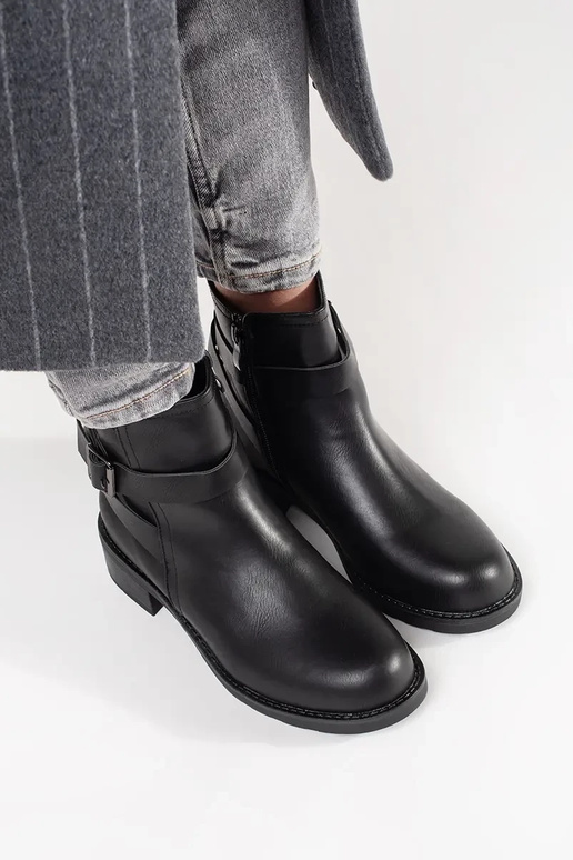 Juodos spalvos batai ant žemo kulno...