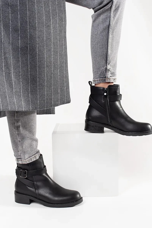 Juodos spalvos batai ant žemo kulno...