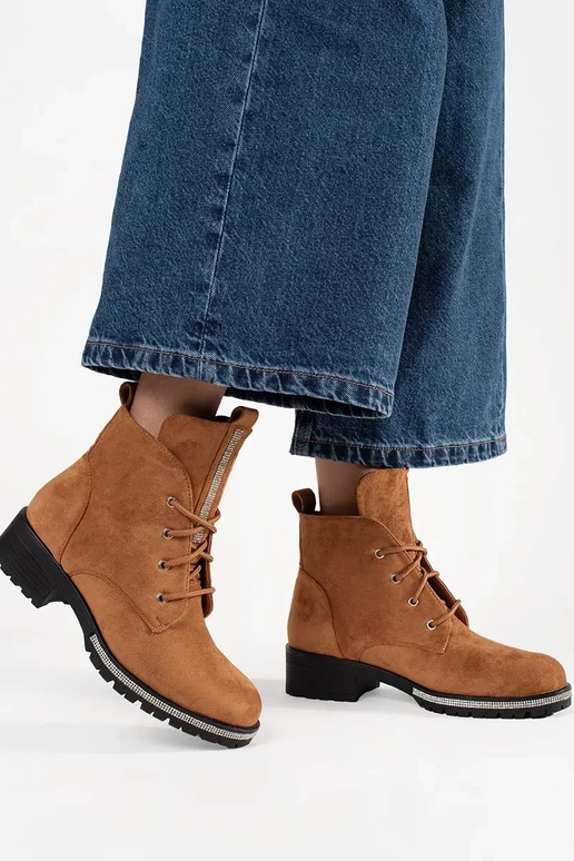 Rudos spalvos batai suvarstyti