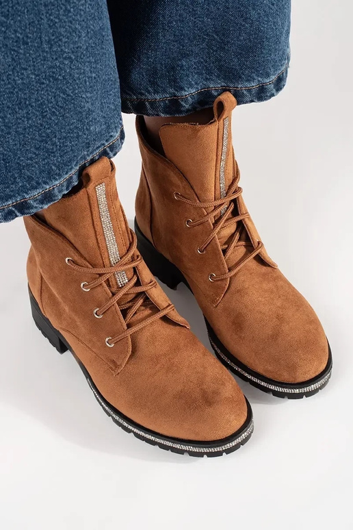 Rudos spalvos batai suvarstyti